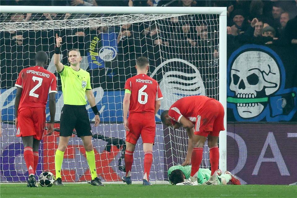 Bayern-Torwart Jonas Urbig liegt nach einem Kopf-Treffer verletzt am Boden.Jan Woitas/dpa
