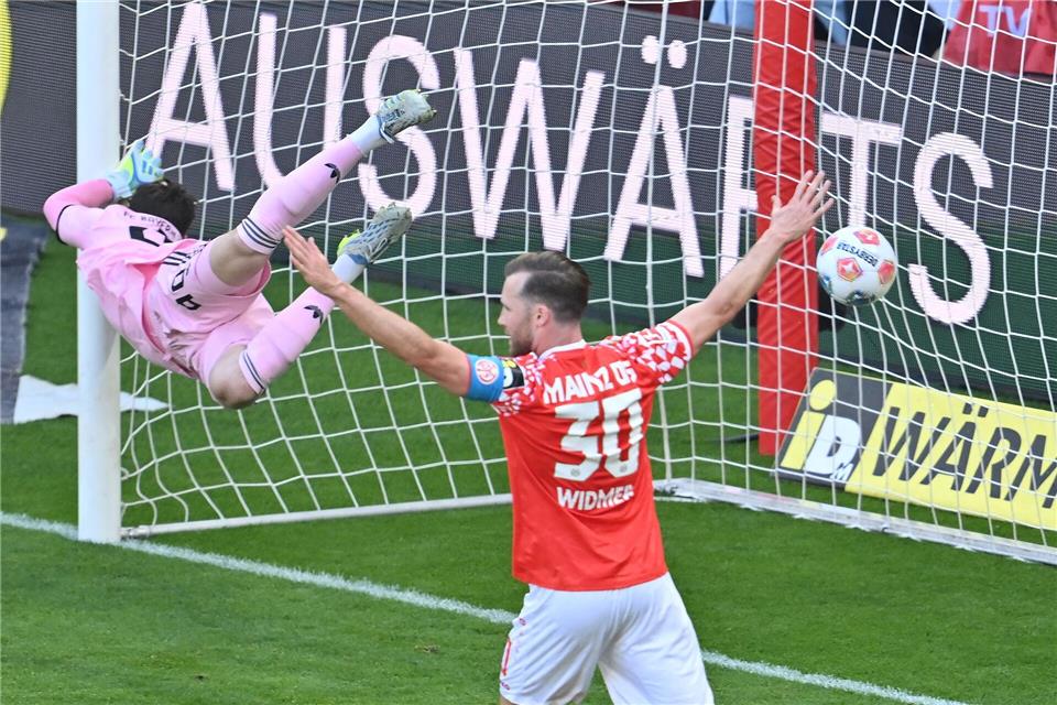 Bayern-Torwart Jonas Urbig wurde von seinen Vorderleuten öfter im Stich gelassen.Torsten Silz/dpa