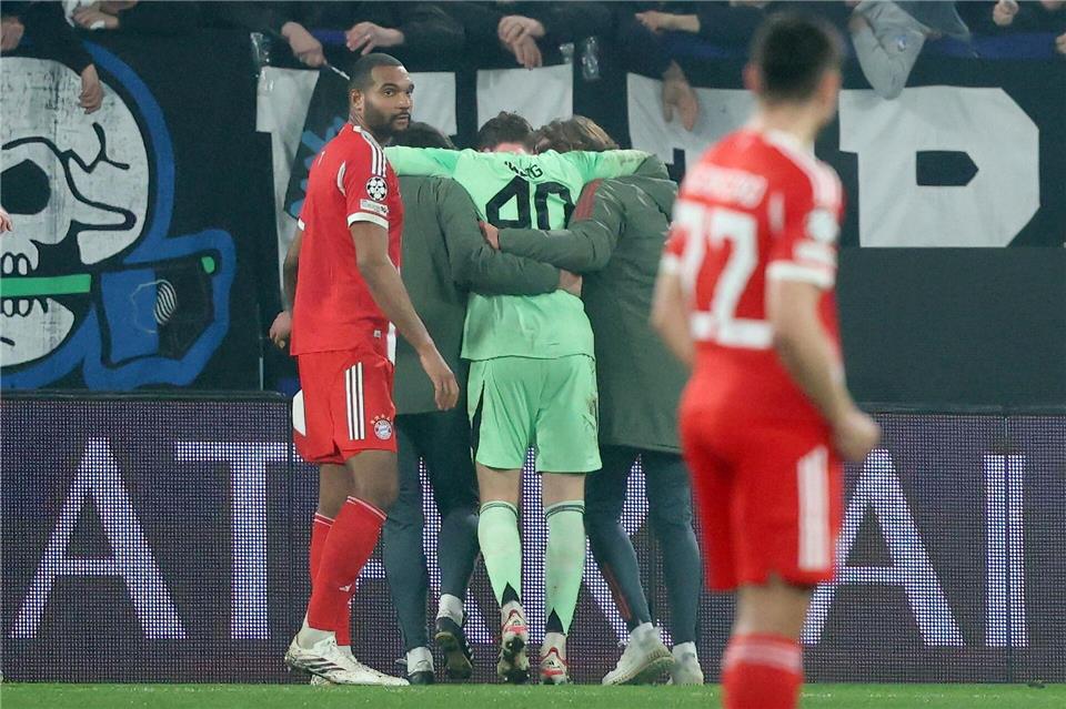 Bayern-Torwart Urbig (M) musste nach dem Spiel zur Untersuchung ins Krankenhaus.Jan Woitas/dpa