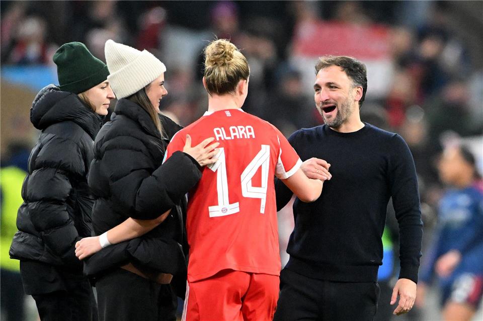Bayern-Trainer José Barcala feiert mit Torschützin Alara den Sieg über Arsenal.Jens Niering/dpa