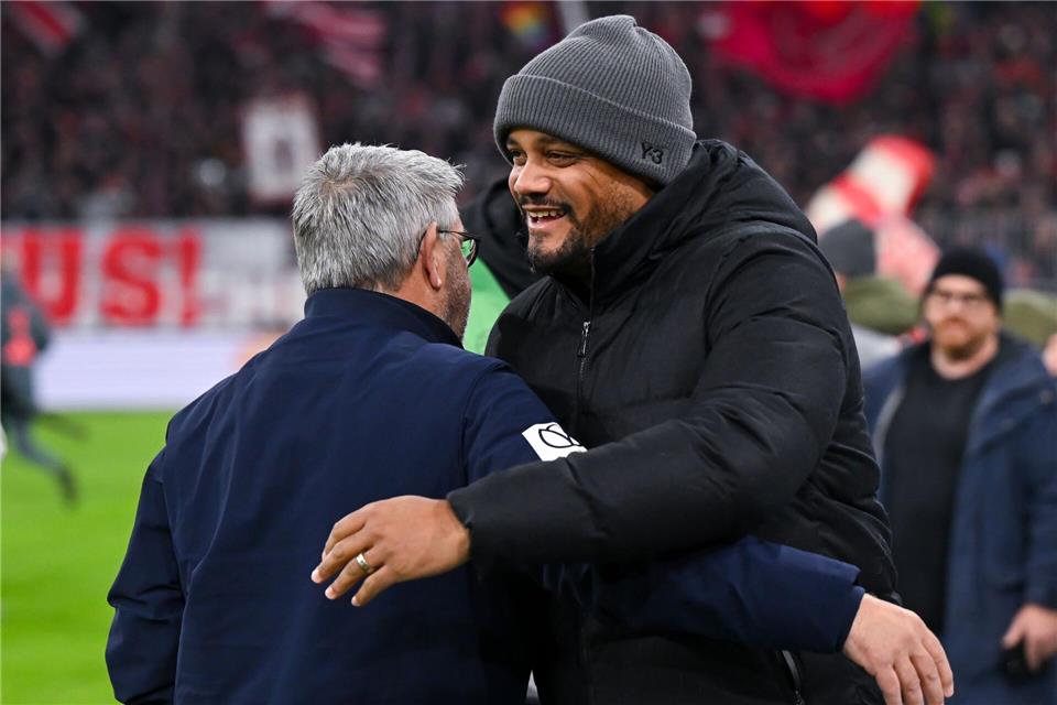 Bayern-Trainer Kompany (r) begrüßt den neuen Mainzer Coach Fischer.Sven Hoppe/dpa