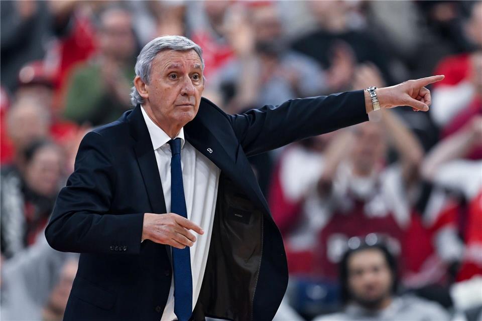 Bayern-Trainer Svetislav Pesic gibt am Spielfeldrand Anweisungen an sein Team. (Archivbild)Sven Hoppe/dpa