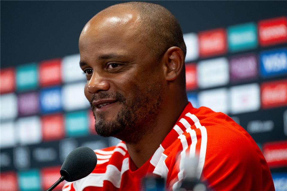 Wetter bremst Bayern-Tross: „Wieder so ein Thunderstorm“ Bayern-Trainer Vincent Kompany bei der Pressekonferenz vor dem Achtelfinale gegen Flamengo.Sven Hoppe/dpa