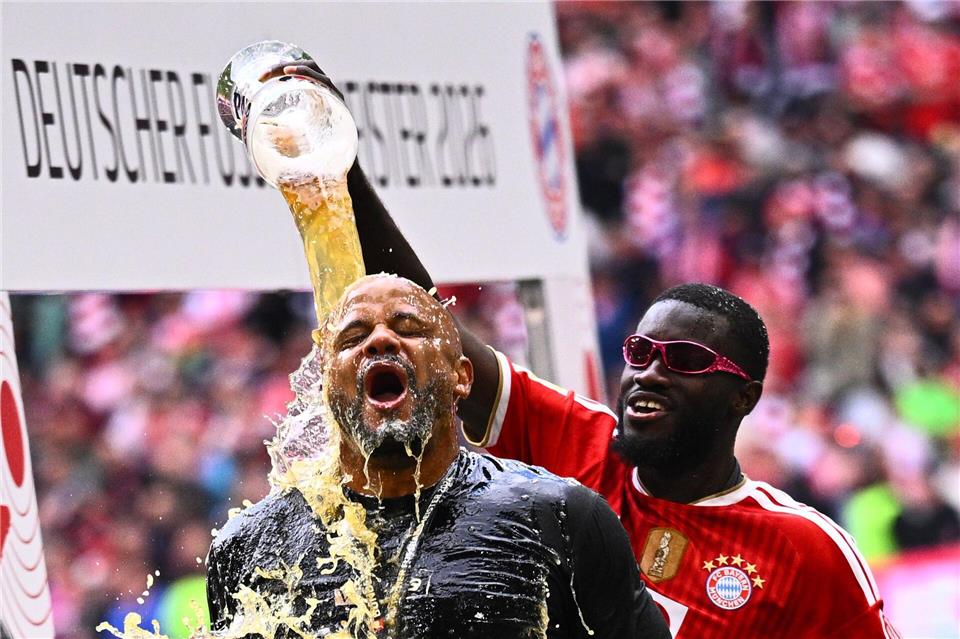 Bayern-Trainer Vincent Kompany bekommt eine Bierdusche von Abwehrspieler Dayot Upamecano. Tom Weller/dpa