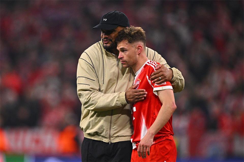 Bayern-Trainer Vincent Kompany (l) mit seinem Antreiber Joshua Kimmich. (Archivbild)Tom Weller/dpa