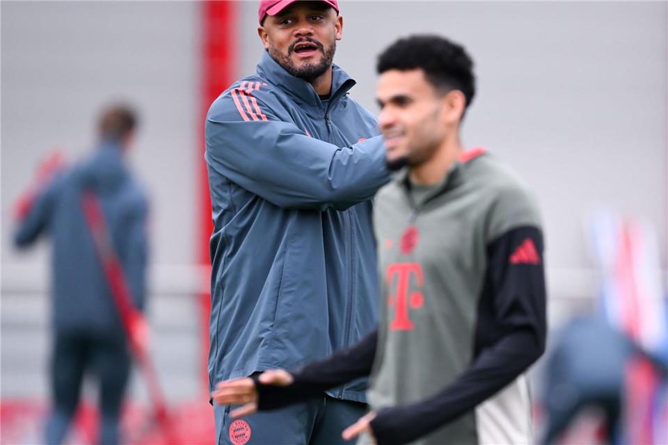 Bayern-Trainer Vincent Kompany (l).Sven Hoppe/dpa