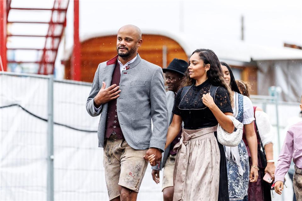 Bayern-Trainer Vincent Kompany nahm nicht nur seine Frau Carla auf die Wiesn mit.Matthias Balk/dpa