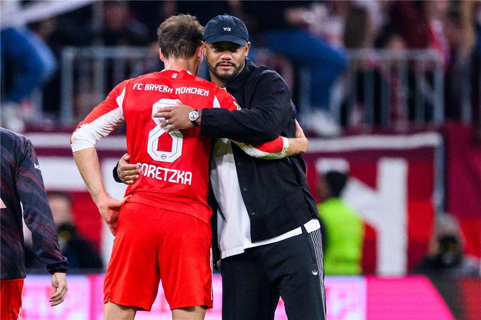 Bayern-Trainer Vincent Kompany (r) schätzt Leon Goretzkas (l) professionelle Einstellung. (Archiovbild)Tom Weller/dpa