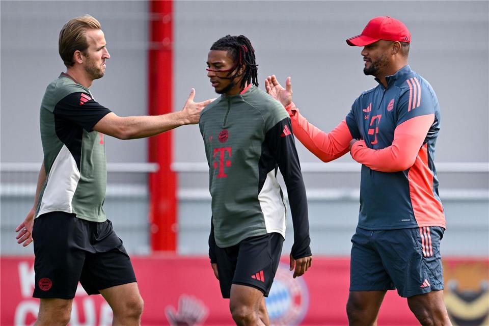 Bayern-Trainer Vincent Kompany (r) und Torjäger Harry Kane (l) beim Abschlusstraining vor dem Auftaktspiel gegen Chelsea.Sven Hoppe/dpa