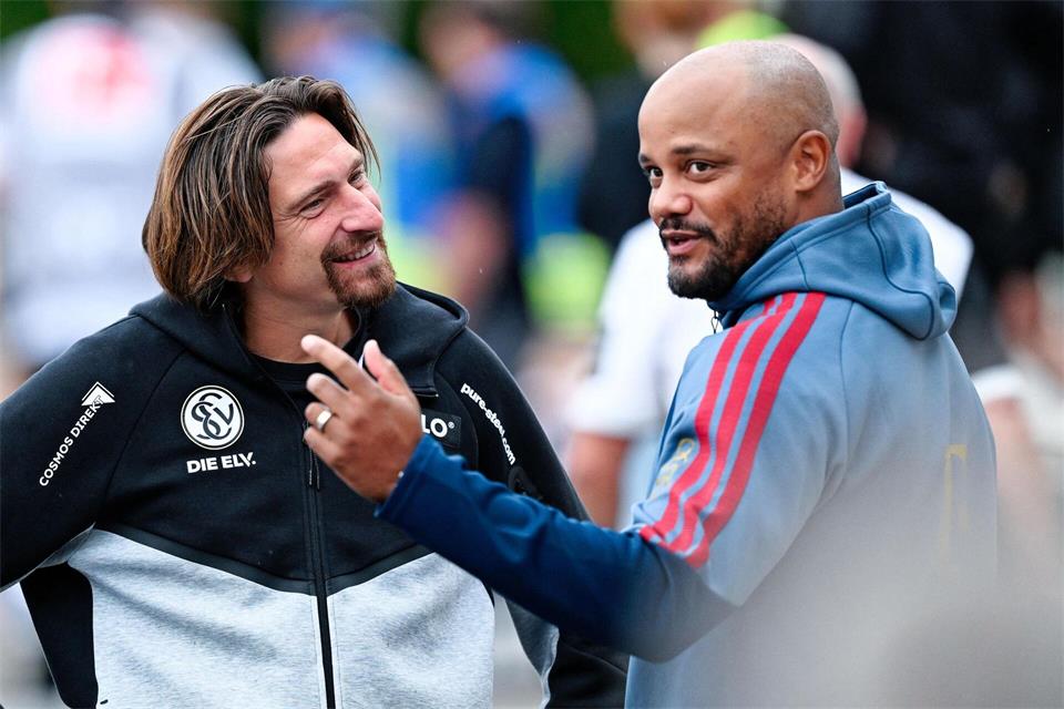 Bayern-Trainer Vincent Kompany (r) würde in der nächsten Saison gern wieder nach Elversberg kommen.Uwe Anspach/dpa