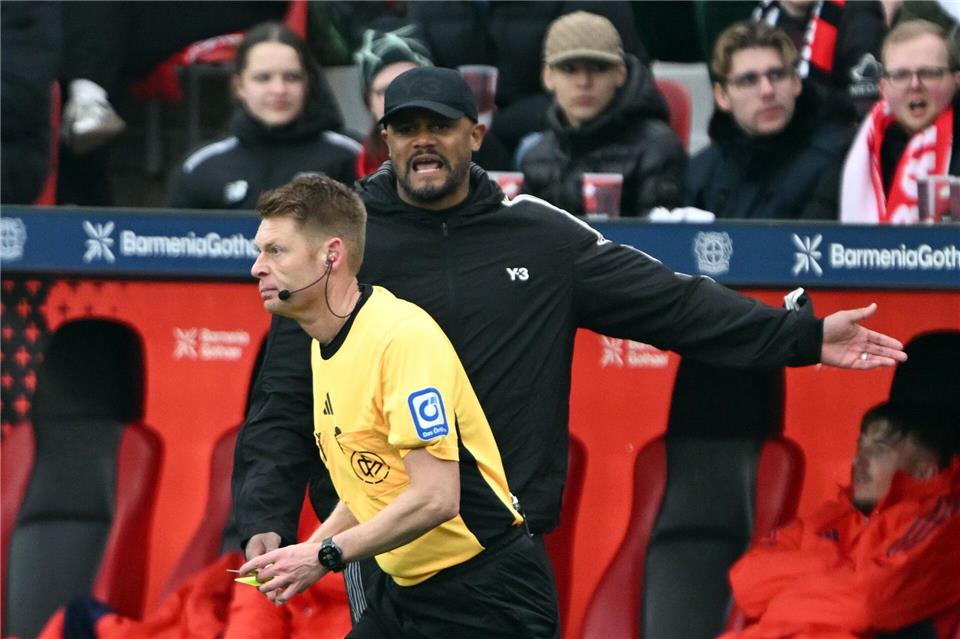 Bayern-Trainer Vincent Kompany spricht mit Schiedsrichter Christian Dingert. (Archivbild)Federico Gambarini/dpa