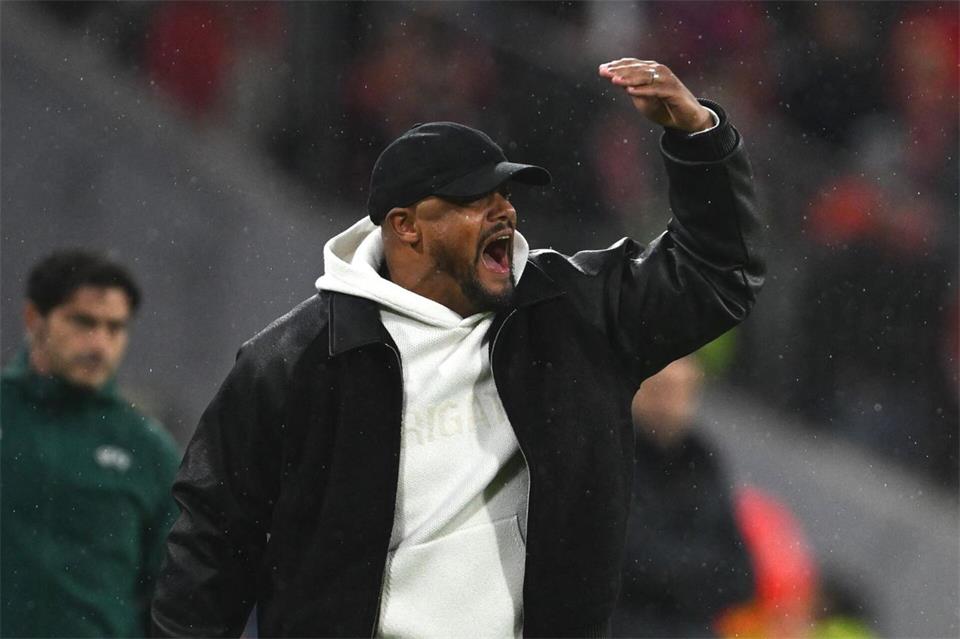 Bayern-Trainer Vincent Kompany war nach seinem Infekt an der Linie zurück.Sven Hoppe/dpa