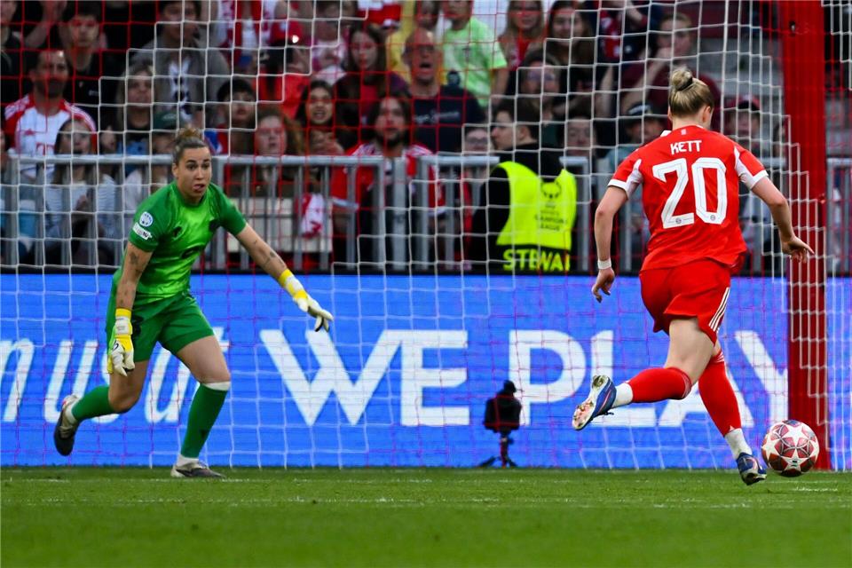 Bayern-Verteidigerin Franziska Kett traf in dieser Szene zum 1:1 - und sah kurz darauf Rot.Sven Hoppe/dpa