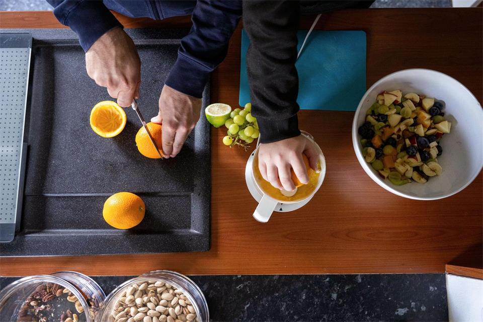 Bayern bündelt Angebote zur Gesundheitsförderung wie Ernährungsschulungen auf einer neuen Internetplattform.Pia Bayer/dpa