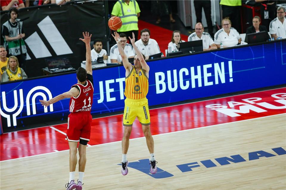 Bayern und Alba stehen sich im finalen Showdown der Basketball-Bundesliga gegenüber.Matthias Stickel/dpa