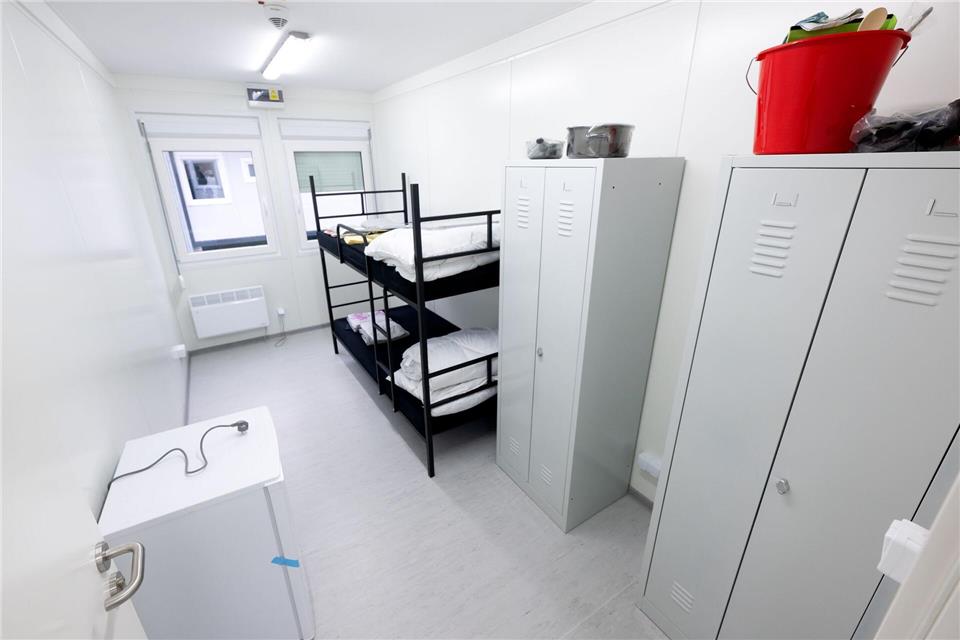 Bayern will besonders Unterkünfte in Hotels oder Notunterkünften abbauen. (Symbolbild)Sven Hoppe/dpa