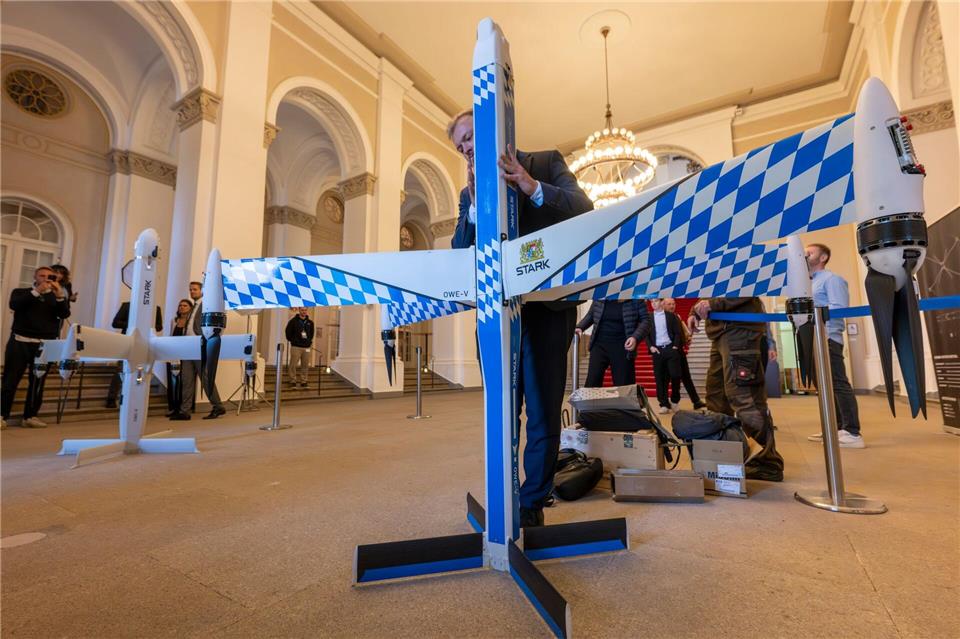 Bayern will es der Verteidigungsindustrie leichter machen - im Landtag durfte die Firma Stark am Dienstag schon ihre Drohnen zeigen.Peter Kneffel/dpa