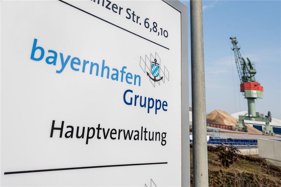Bayernhafen bekommt mit Plattling einen neuen Standort - der erste ohne Wasserstraße. (Archivbild)Armin Weigel/dpa