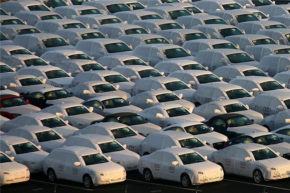 Bayerns Autoindustrie kämpft in ihren wichtigsten Exportmärkten China und USA mit großen Schwierigkeiten. (Symbolbild)  Carsten Rehder/dpa