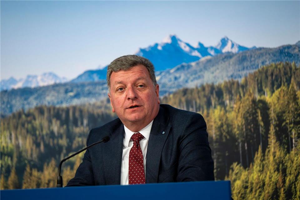 Bayerns Bauminister Bernreiter will bürokratische Hürden beim Wohnungsbau abschaffen. (Archivbild)Peter Kneffel/dpa
