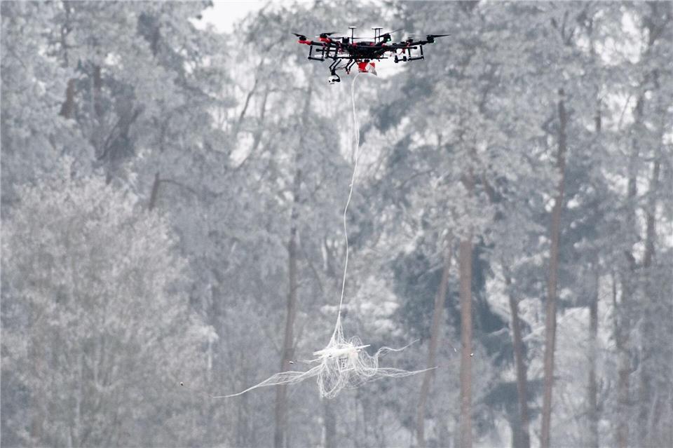Bayerns Bereitschaftspolizei hat den Auftrag, ein Drohnenkompetenz- und Abwehrzentrum einzurichten. (Symbolbild)Matthias Balk/dpa