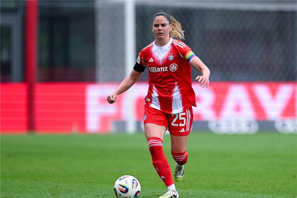 Bayern-Frauen: Kreuzbandriss bei Co-Kapitänin Zadrazil Bayerns Co-Kapitänin Sarah Zadrazil fällt mit einer schweren Knieverletzung lange aus. (Archivfoto)Sven Hoppe/dpa