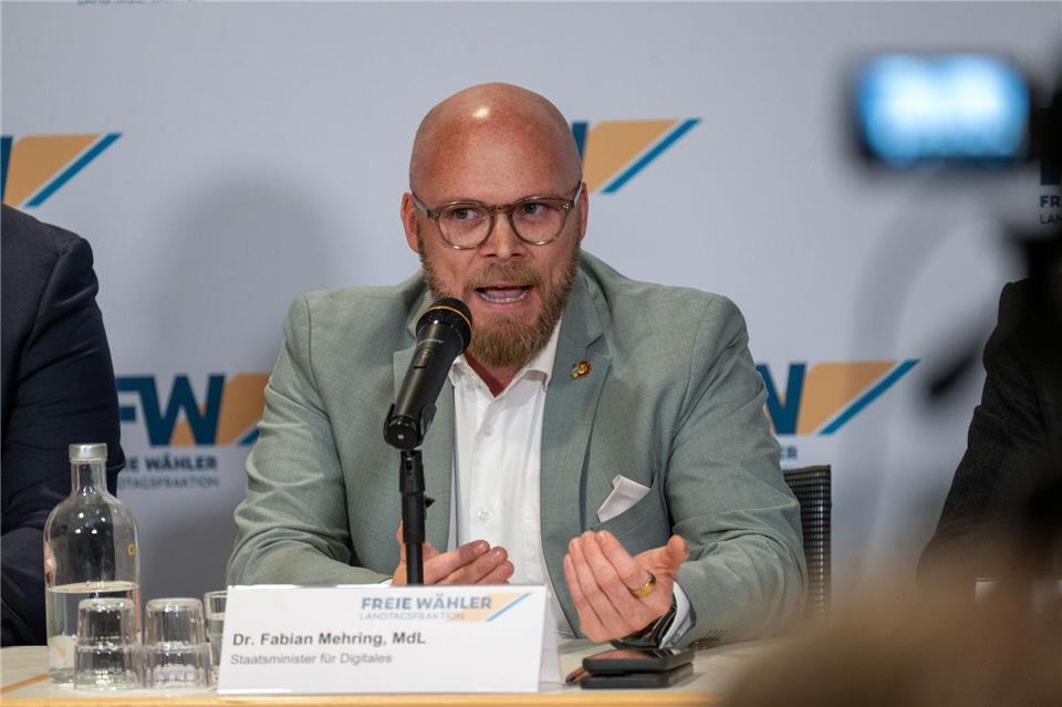 Bayerns Digitalminister Fabian Mehring fordert ein fixes Ablaufdatum für alle analogen Verwaltungsprozesse. (Archivbild)Pia Bayer/dpa