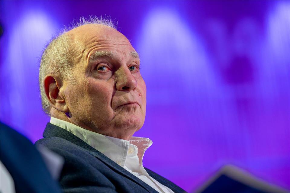 Bayerns Ehrenpräsident Uli Hoeneß rät dem Fußball-Bundesligisten Eintracht Frankfurt, seine Stars langfristig zu binden. (Archivbild)Peter Kneffel/dpa