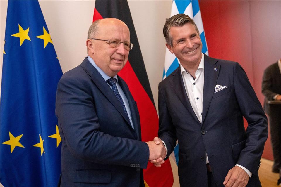 Bayerns Europaminister Eric Beißwenger (rechts, CSU) fürchtet ernsthafte Probleme für Bayern, sollte das Mercosur-Abkommen ausgesetzt werden, wie vom EU-Parlament gefordert. (Archivbild)Leonie Asendorpf/dpa