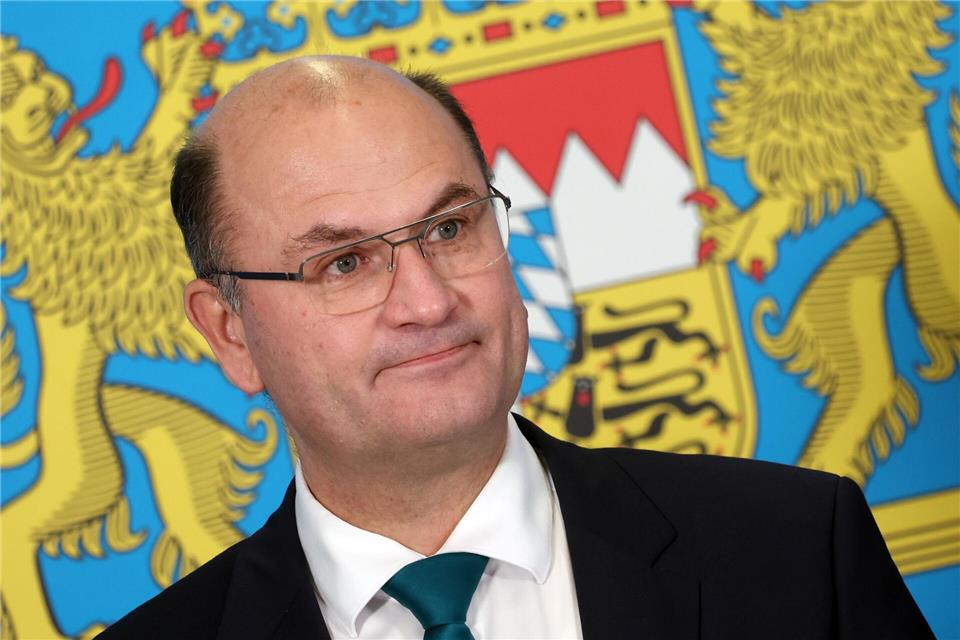 Bayerns Finanzminister Albert Füracker (CSU) blickt gespannt nach Karlsruhe. (Archivbild)Karl-Josef Hildenbrand/dpa