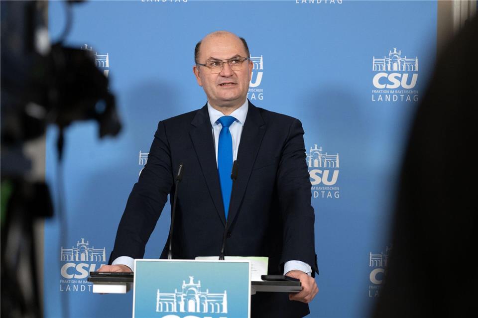 Bayerns Finanzminister Albert Füracker (CSU) erwartet für den Freistaat keinerlei Rechtsfolgen nach dem Karlsruher Urteil zu verfassungswidrigen Bezahlungen für Beamte in Berlin. (Archivbild)Pia Bayer/dpa