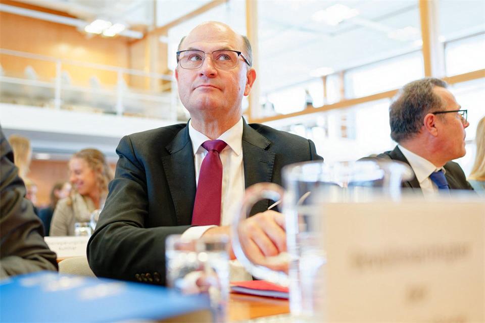Bayerns Finanzminister Albert Füracker (CSU) hätte sich eine bessere Prognose der Steuerschätzer für den Freistaat gewünscht. (Archivbild)Uwe Anspach/dpa