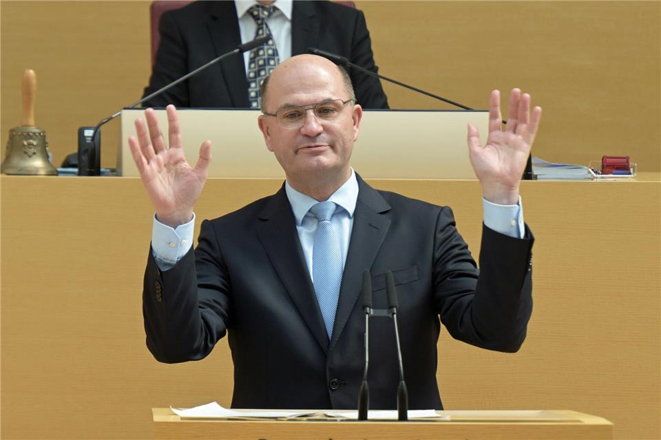 Bayerns Finanzminister Albert Füracker (CSU) hat es nicht leicht: Er muss im laufenden Jahr ebenso wie 2027 mit rückläufigen Steuereinnahmen rechnen – zumindest im Vergleich zu den bisherigen Prognosen. (Archivbild)Malin Wunderlich/dpa