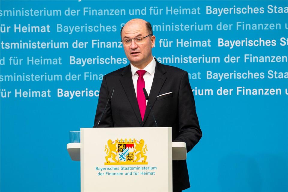 Bayerns Finanzminister Albert Füracker (CSU) hat es nicht leicht: Er muss im laufenden Jahr ebenso wie 2027 mit rückläufigen Steuereinnahmen rechnen – zumindest im Vergleich zu den bisherigen Prognosen.Daniel Vogl/dpa