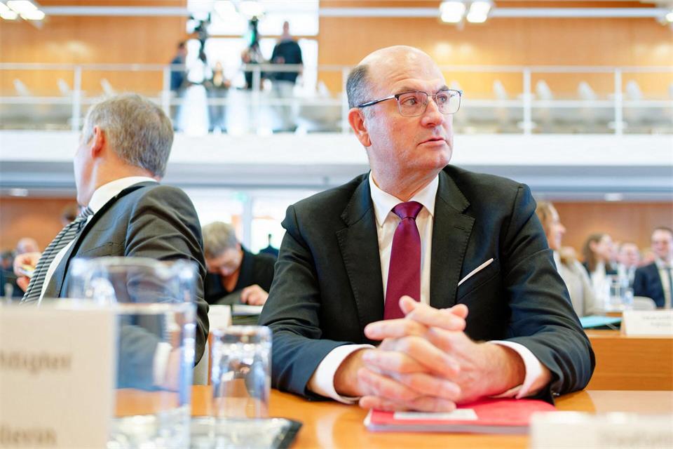 Bayerns Finanzminister plädierte in Karlsruhe für eine Regionalisierung der Steuer.Uwe Anspach/dpa