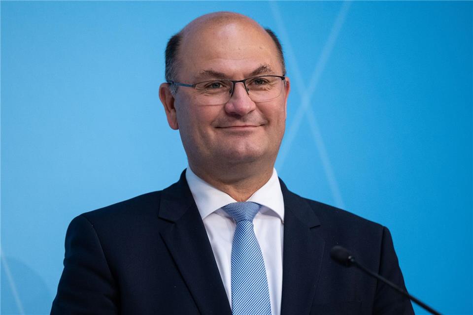 Bayerns Finanzminister will Bürger und Steuerverwaltung entlasten. (Archivbild)Sven Hoppe/dpa