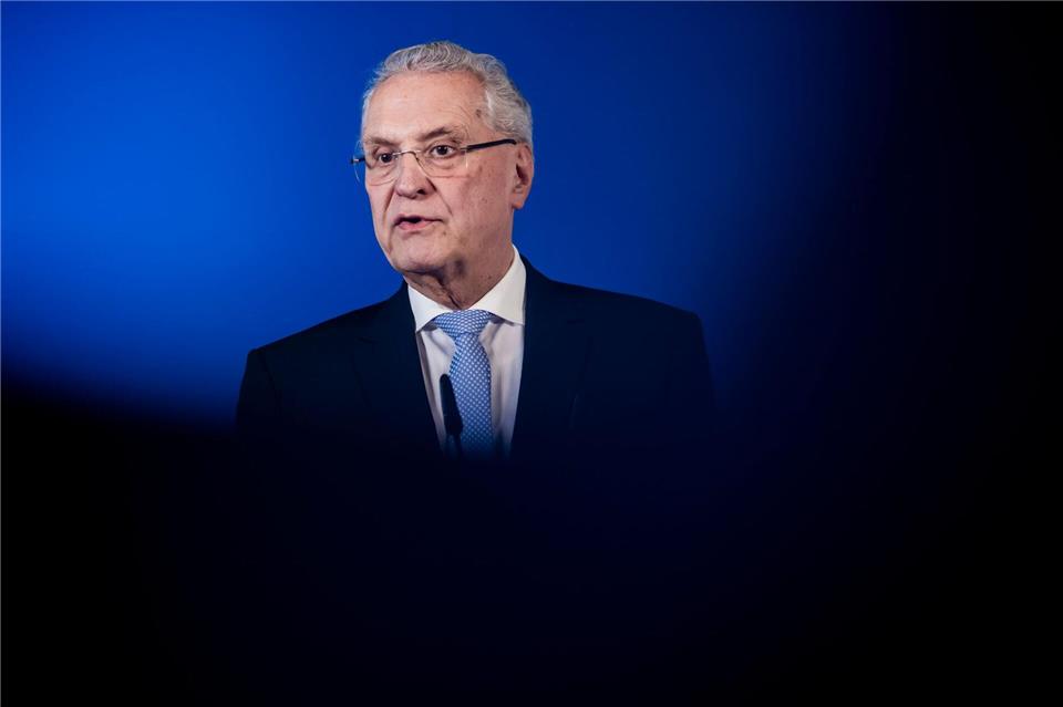 Bayerns Innenminister Joachim Herrmann (CSU) berichtete zu den mutmaßlichen Anschlagsplänen auf einen Weihnachtsmarkt im Raum Dingolfing im Dezember 2025. (Archivbild)Christoph Soeder/dpa