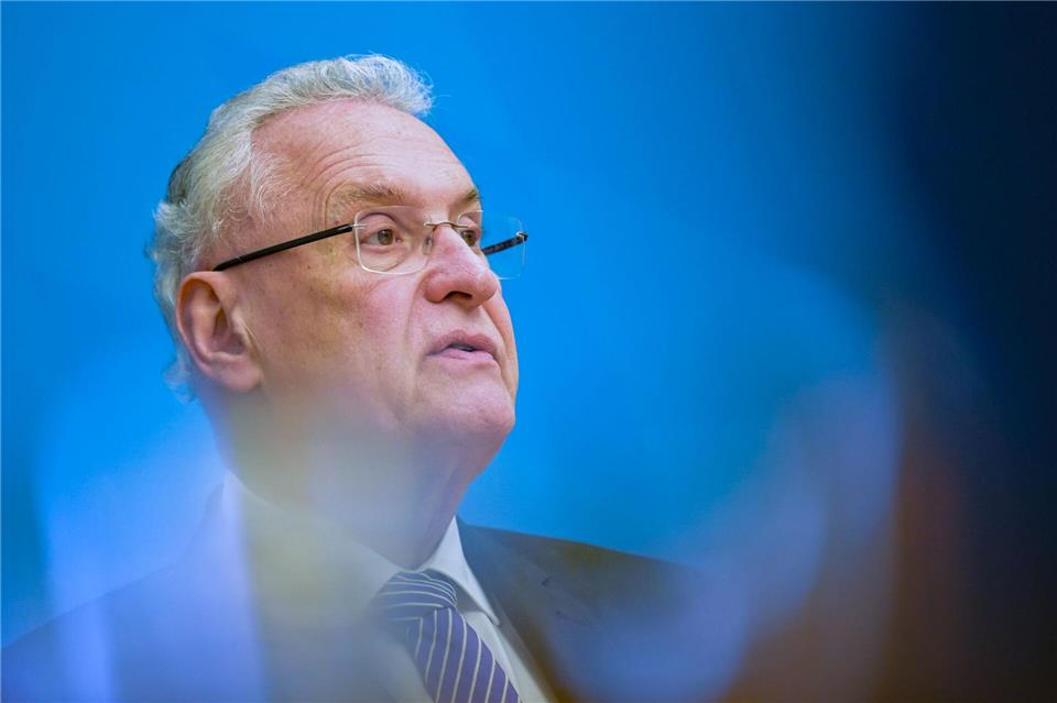 Bayerns Innenminister Joachim Herrmann (CSU) schafft ein neues Landesamt für Bevölkerungsschutz - das ausdrücklich auch Antworten für den Zivilschutz im Falle eines Krieges haben soll (Archivbild). Malin Wunderlich/dpa