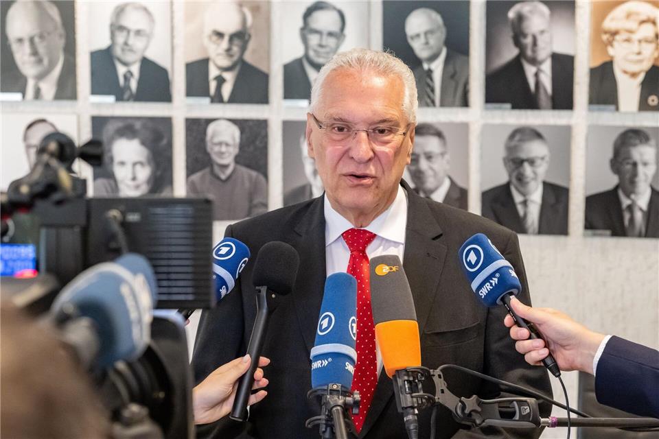 Bayerns Innenminister Joachim Herrmann (CSU) verteidigt in Karlsruhe das bayerische Gesetz.Uli Deck/dpa