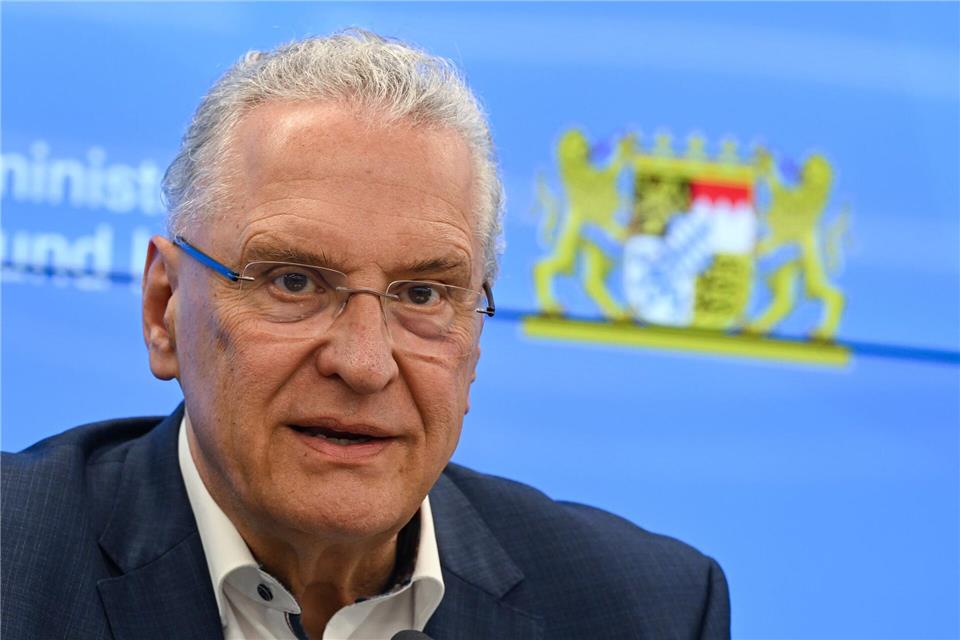 Bayerns Innenminister Joachim Herrmann dringt auf konsequente Abschiebungen. Arne Dedert/dpa