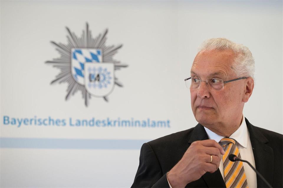 Bayerns Innenminister spricht von „Brandanschlägen“ mit politischem Hintergrund (Archiv).Peter Kneffel/dpa