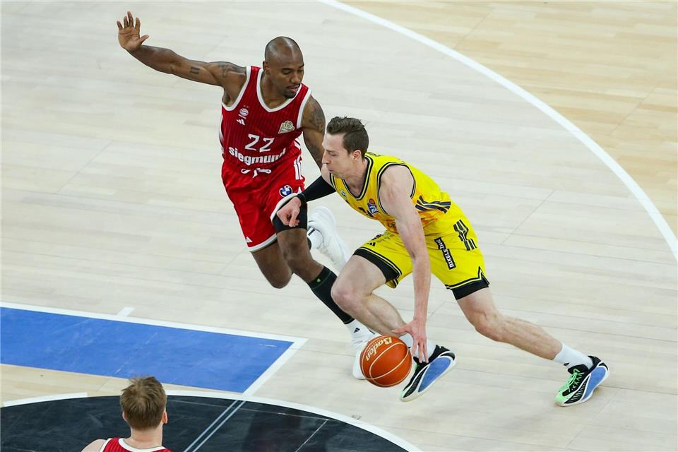 Bayerns Isiaha Mike (links) und Justin Bean von Alba Berlin kämpfen um den Ball.Matthias Stickel/dpa
