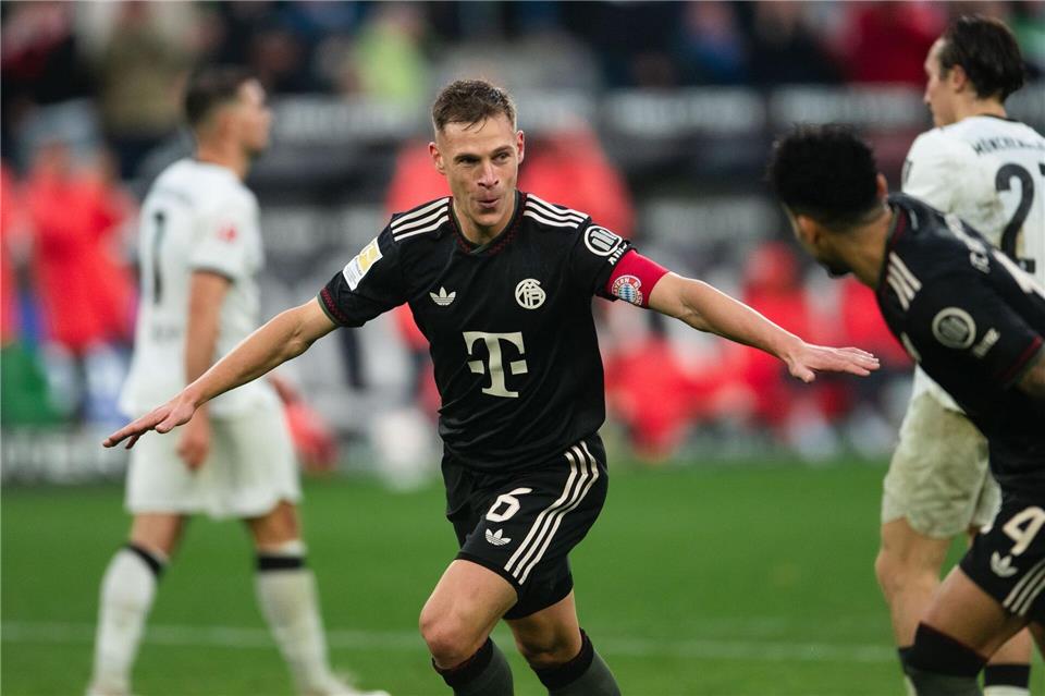 Bayern siegt sich zum Europarekord - BVB schlägt Köln spät  Bayerns Joshua Kimmich jubelt über sein Führungstor in Mönchengladbach.Marius Becker/dpa