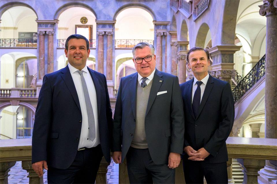 Bayerns Justizminister Josef Schmid (M) stellte David Beck (l) als Nachfolger von Andreas Franck vor.René Chlopotowski/dpa
