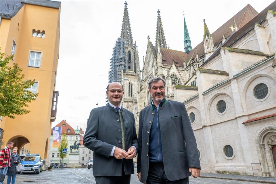 Bayerns Kabinett um Ministerpräsident Markus Söder (rechts) und Finanzminister Albert Füracker (beide CSU) machte Station in der Oberpfalz - in Regensburg.Armin Weigel/dpa