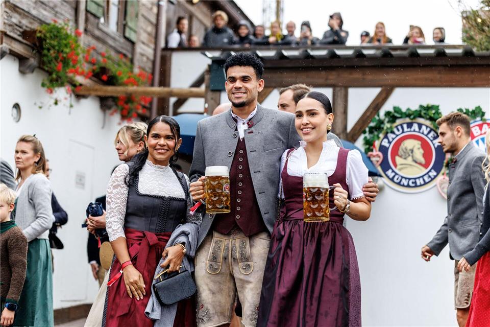 Bayerns Königstransfer Luis Díaz posierte nach seinem Gala-Auftritt in Frankfurt mit seiner Frau Geraldine Ponce (r) auf dem Oktoberfest.Matthias Balk/dpa