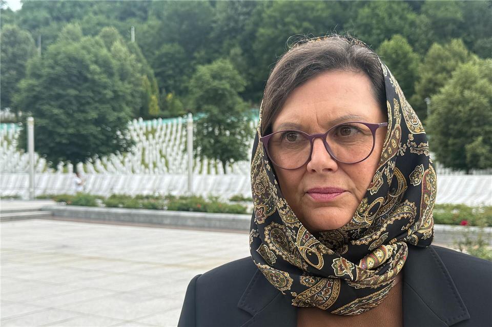 Bayerns Landtagspräsidentin Ilse Aigner (CSU) erinnert in Bosnien-Herzegowina an die Opfer des Völkermords von Srebrenica.Christoph Trost/dpa