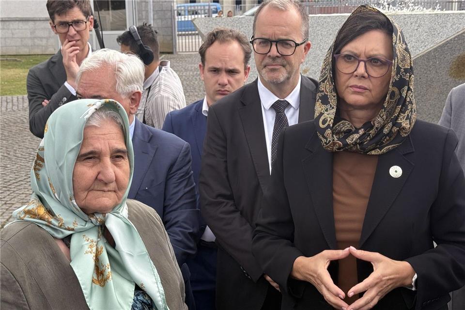 Bayerns Landtagspräsidentin Ilse Aigner (CSU) erinnert in Bosnien-Herzegowina an die Opfer des Völkermords von Srebrenica.Christoph Trost/dpa