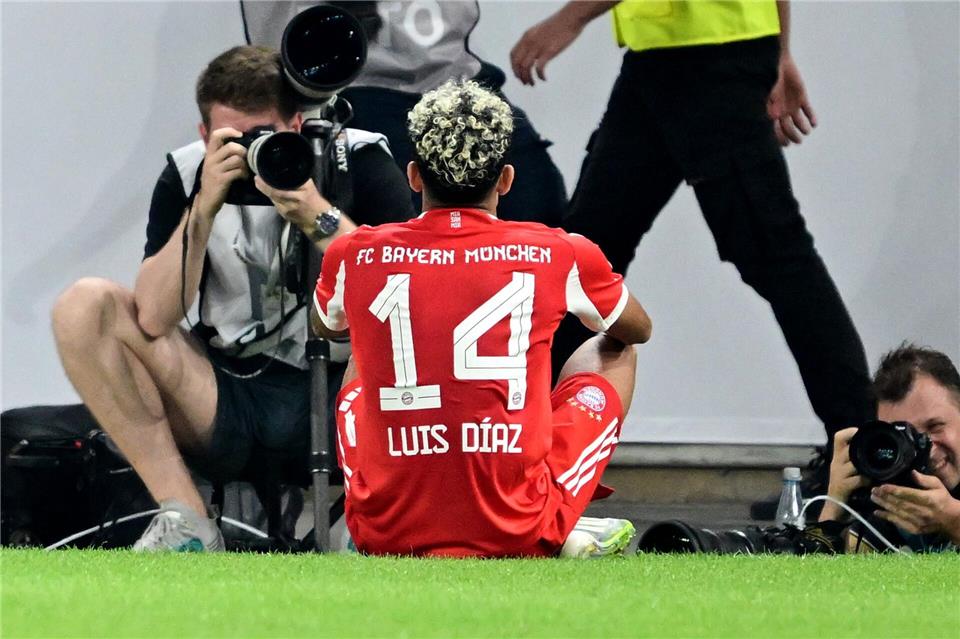 Bayerns Luis Díaz bejubelt sein Tor zum zwischenzeitlichen 2:0 in Stuttgart.Bernd Wei�brod/dpa