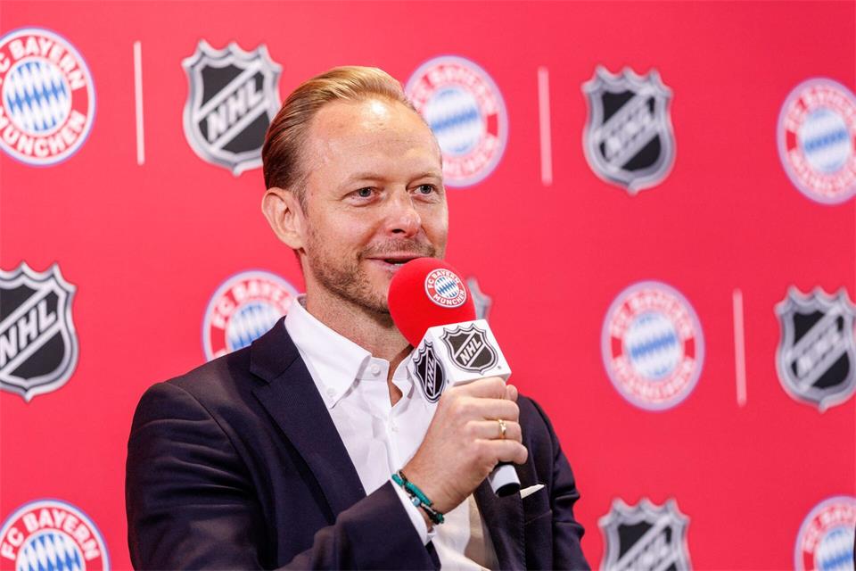 Bayerns Marketing-Vorstand Rouven Kasper erläutert die Partnerschaft. Matthias Balk/dpa